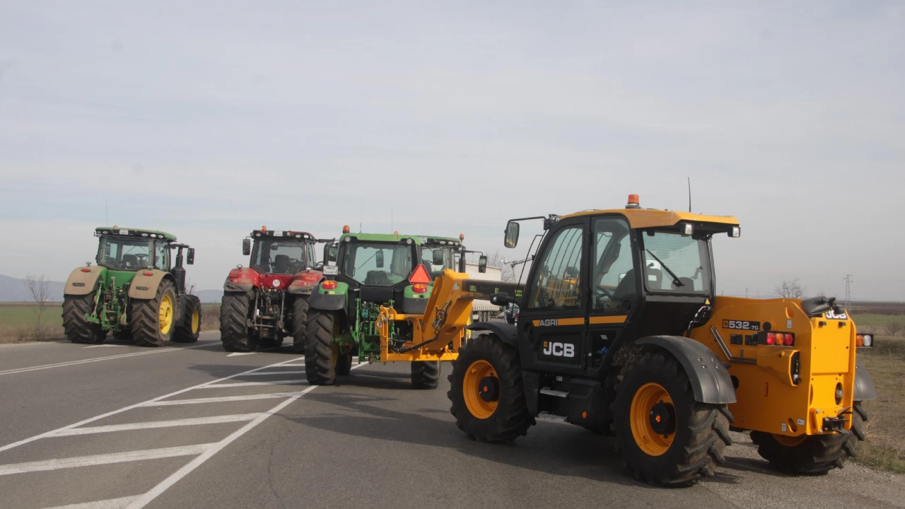 Малко преди 14 00 ч днес тракторите на протестиращите земеделци влязоха