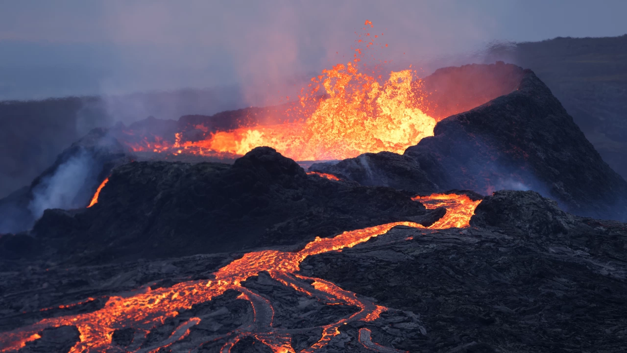 Вулкан в Югозападна Исландия изригна днес за втори път тази