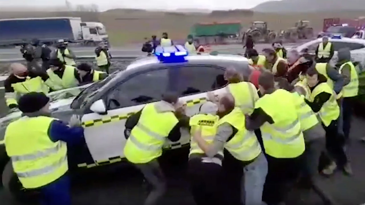 Протестиращи земеделци от Испания слязоха от тракторите си на една