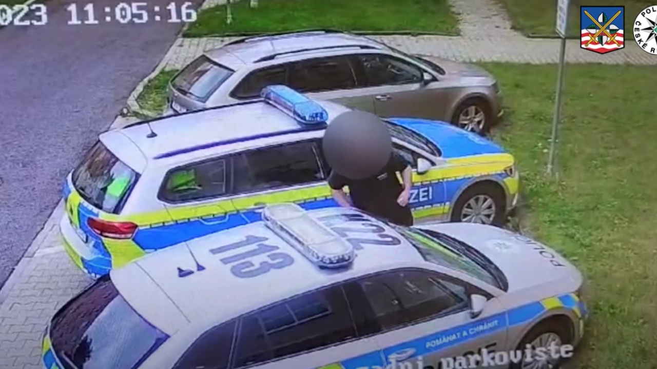 Мъж задейства самоделна фойерверка върху полицейска кола за да влезе