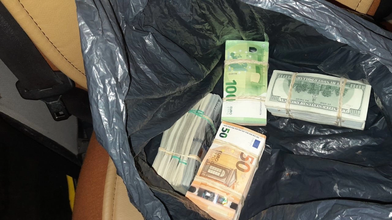 Голямо количество недекларирана валута откриха митническите служители от МП Оряхово