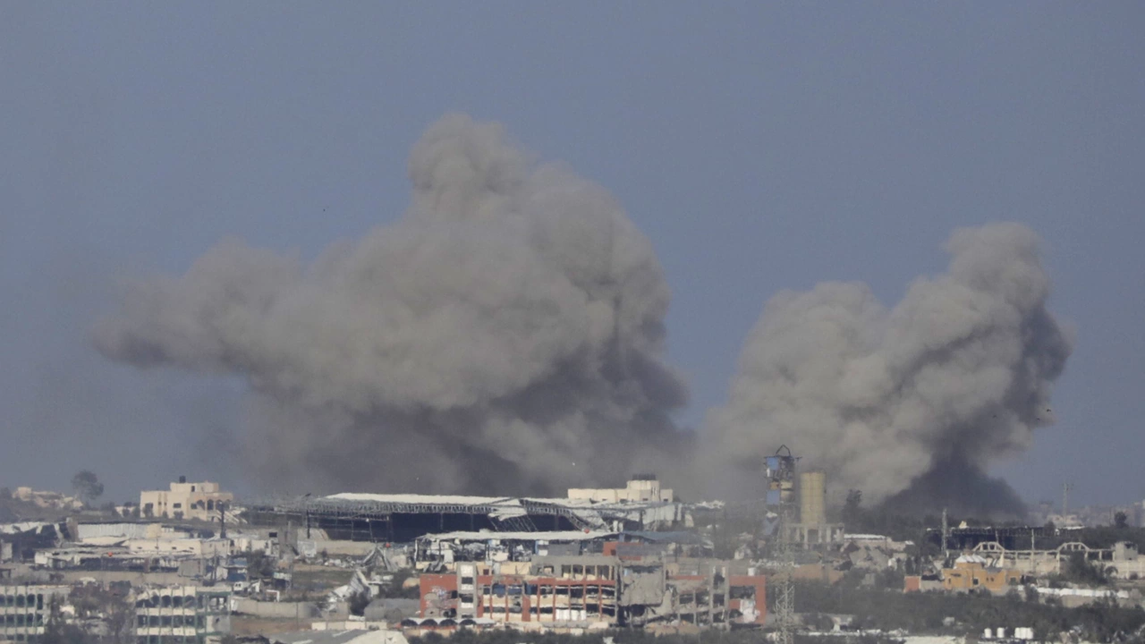 Израел бомбардира рано тази сутрин обекти в пренаселения град Рафах