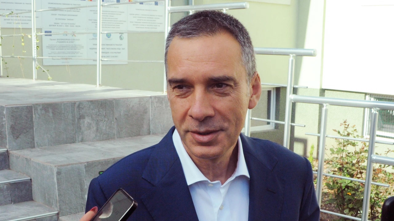 Кметът Димитър НиколовДимитър Николов е български икономист и политик кмет