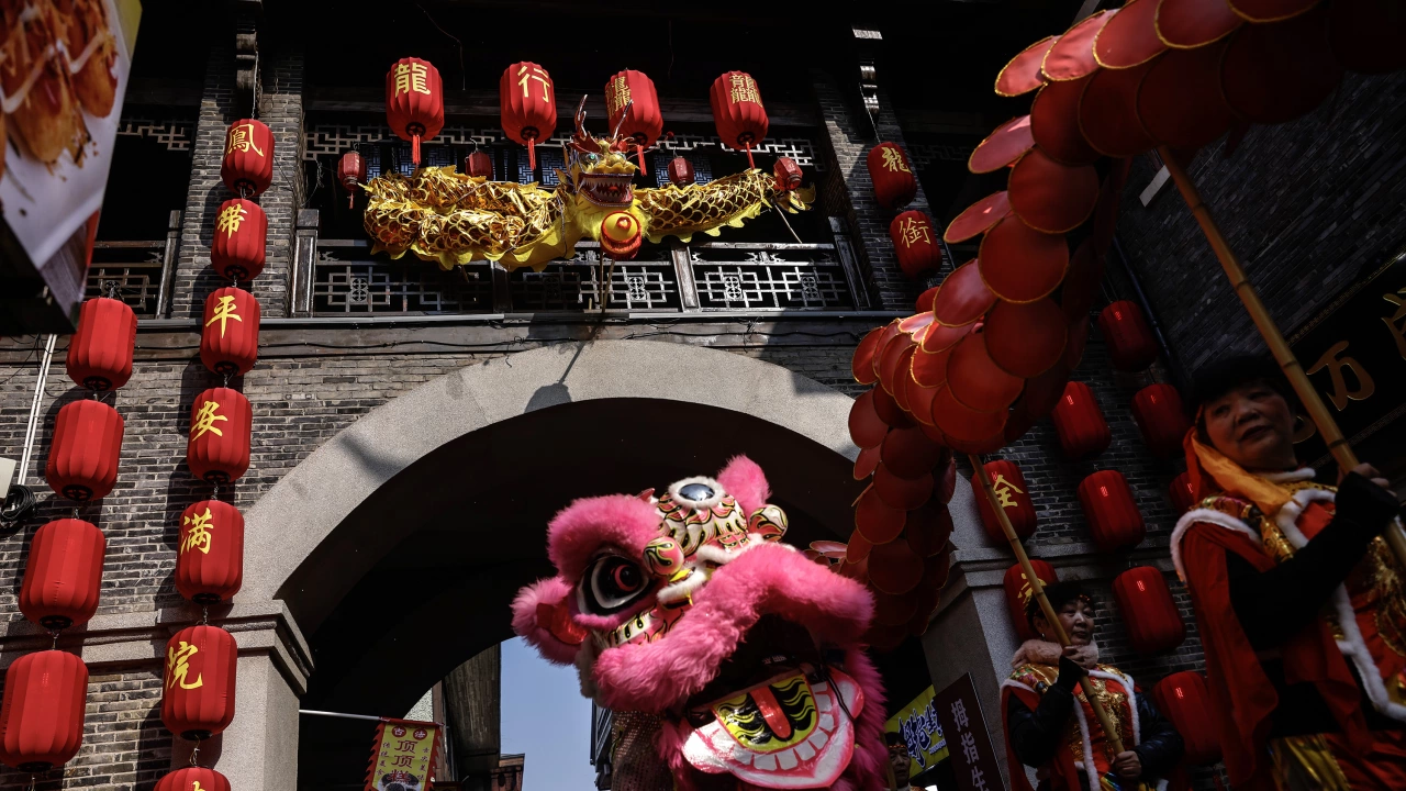 Светът отбелязва Лунната Нова година наричана още Китайска Нова година Шествия