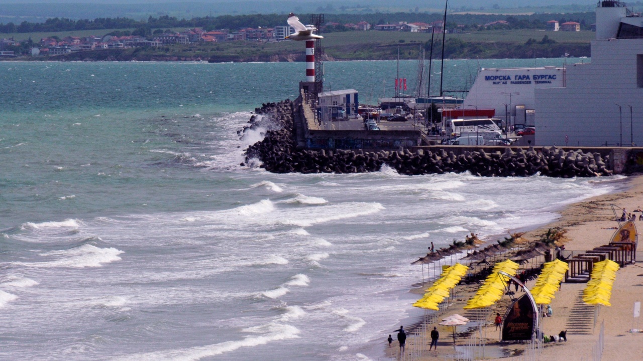 Силен южен вятър със скорост 15-20 м/сек затвори бургаското пристанище,