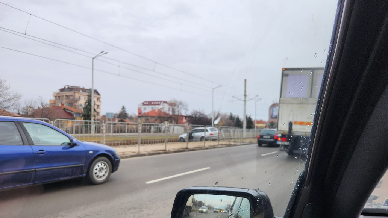 Камион изтласка кола от пътя, тя се приземи върху релсите на трамвая на "Ботевградско шосе"