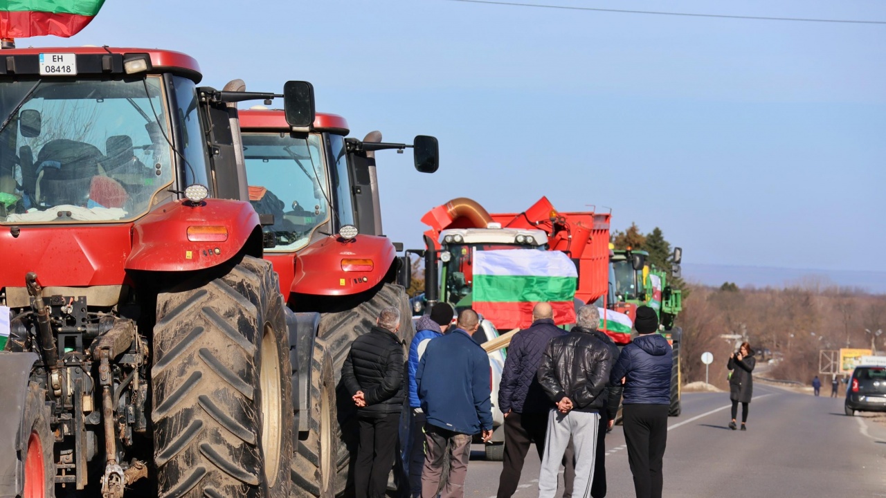 Земеделци отново на протест, блокират пътя Кюстендил - Дупница