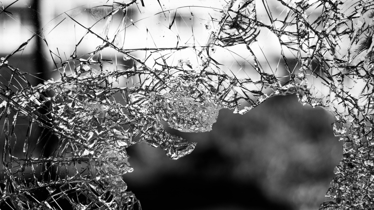 40-годишна жена счупи с тухла стъкло на кола в Асеновград,