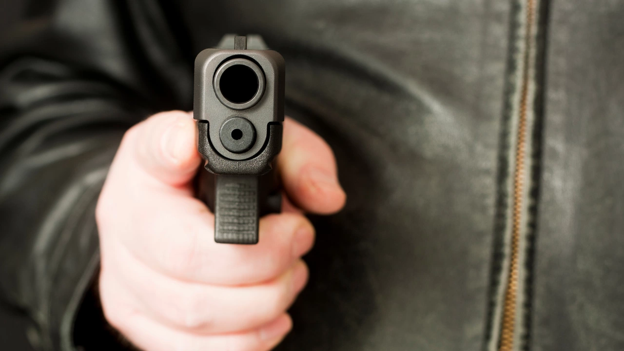 Служител към Министерство на земеделието заплаши жена с пистолет във Ветово съобщиха от