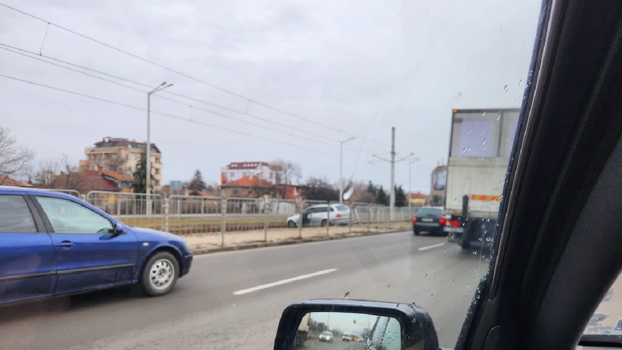 Катастрофа по обед блокира движението на трамваите по бул Ботевградско