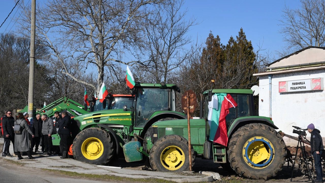 Протестиращи земеделци затвориха пътя Костенец Белово Блокадата е в района на