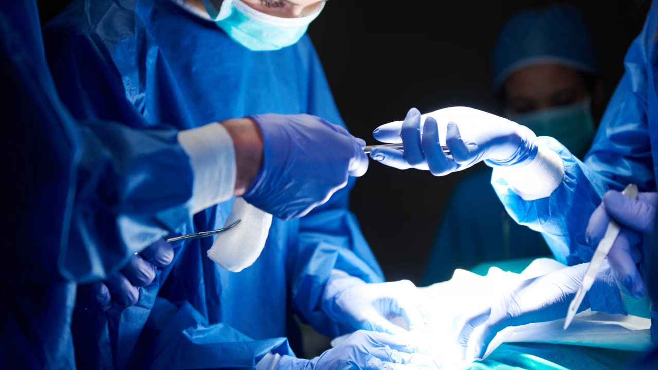 Лекари от Майчин дом направиха уникална операция на 11 годишно момиче