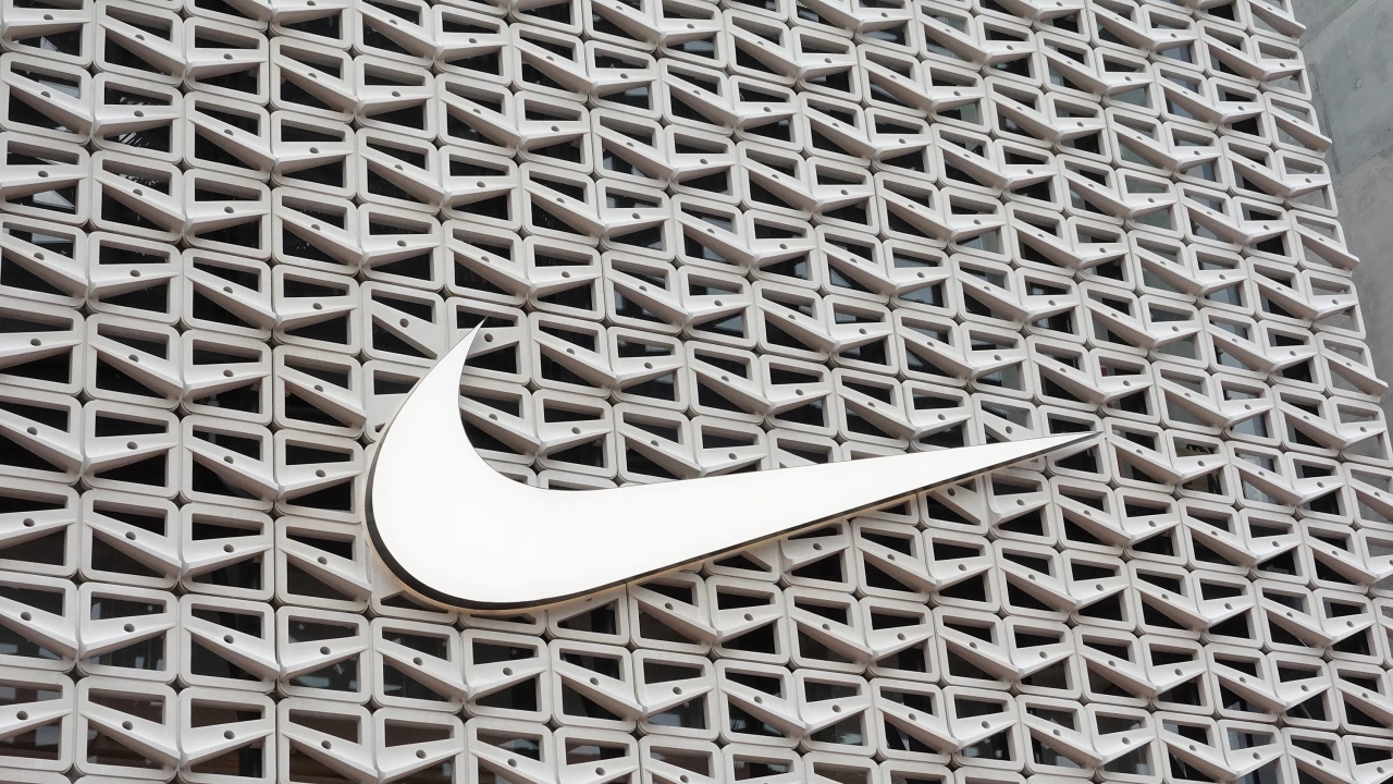 Компанията Найки Nike обяви че ще съкрати над 1600 от