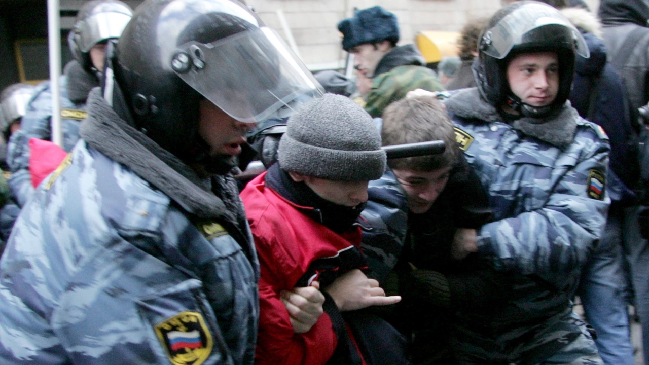 Полицията в Русия е арестувала над 100 души на организираните