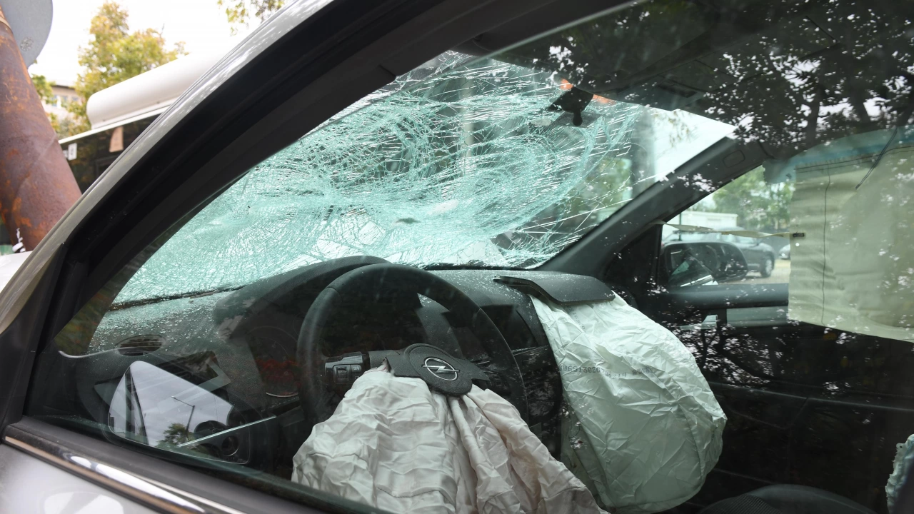 19 годишен шофьор е минал на червен светофар във Варна и е ударил