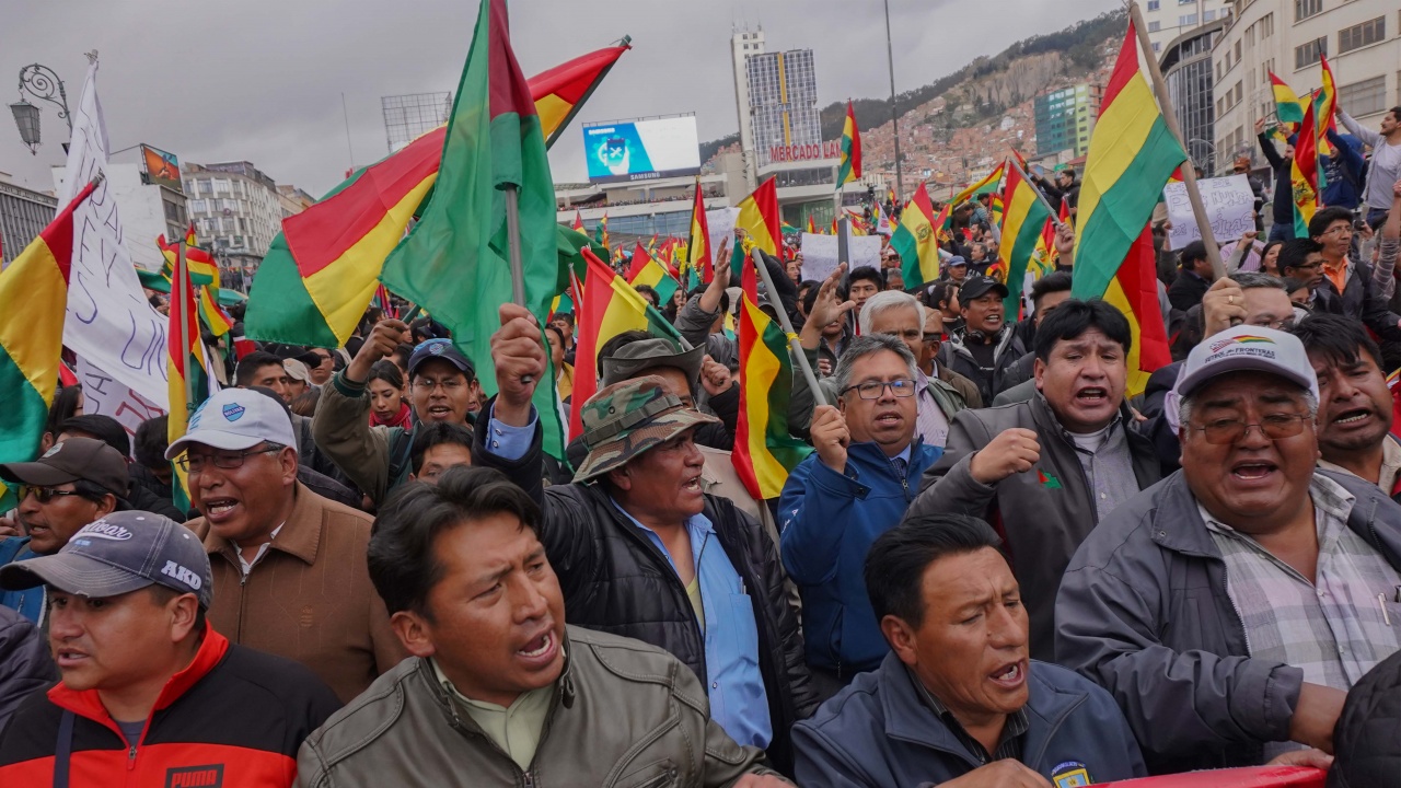 Боливия опитва да ограничи валутната криза, обхванала страната