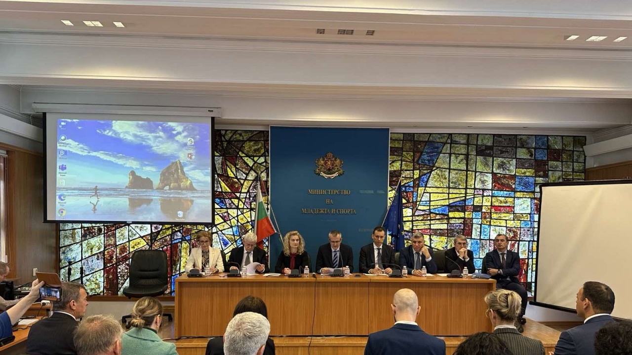 Министър Вътев участва в кръгла маса на тема: „Спорт и туризъм на територията на Природен парк „Витоша“
