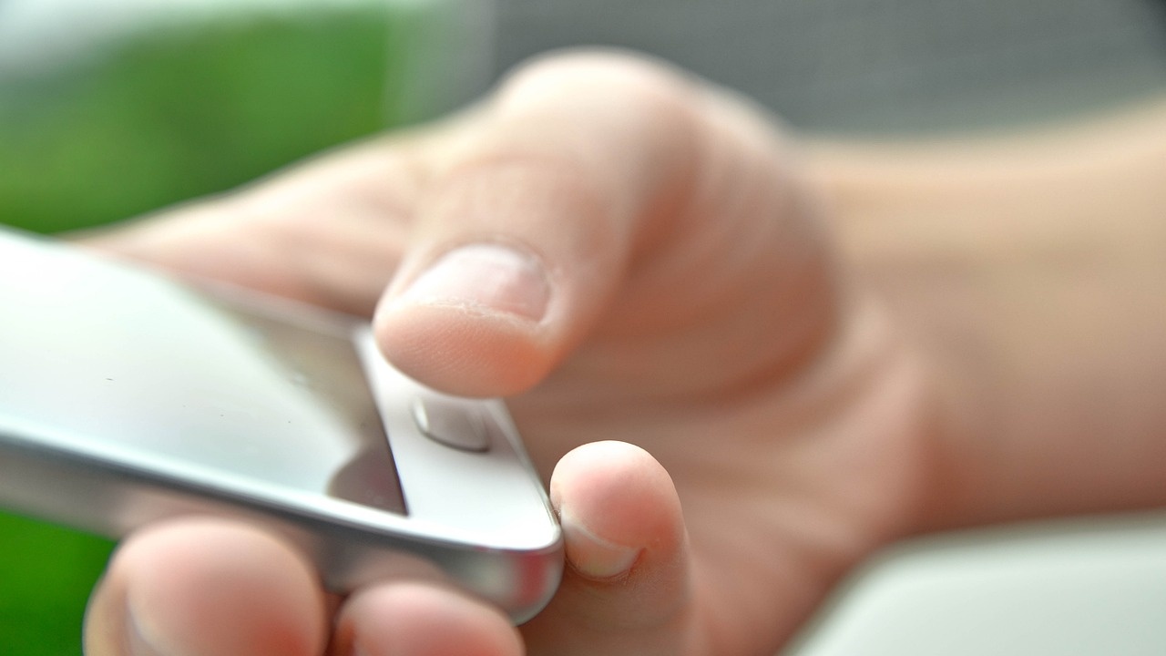 По звука от плъзгане на пръст върху екрана на телефон може да се се копира отпечатъкът му