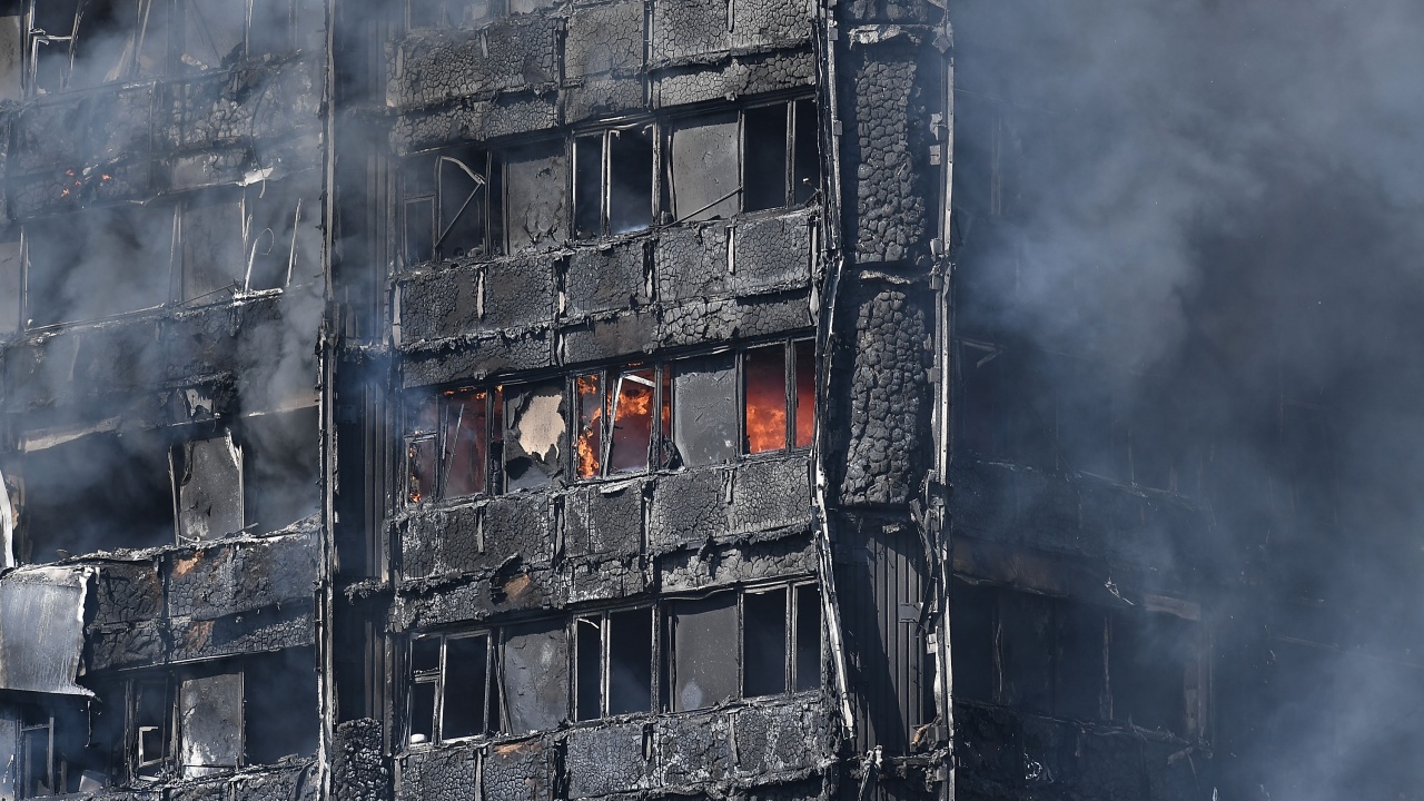 Пожар бушува във висока жилищна сграда в испанския град Валенсия.
Пламъците