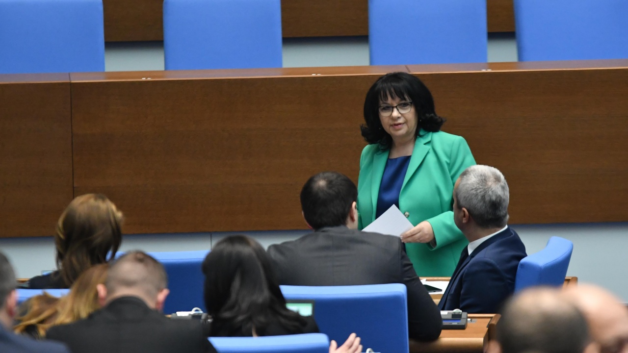 Премиерът Денков на кръстосан разпит в парламента за връщането на бежанци от Австрия