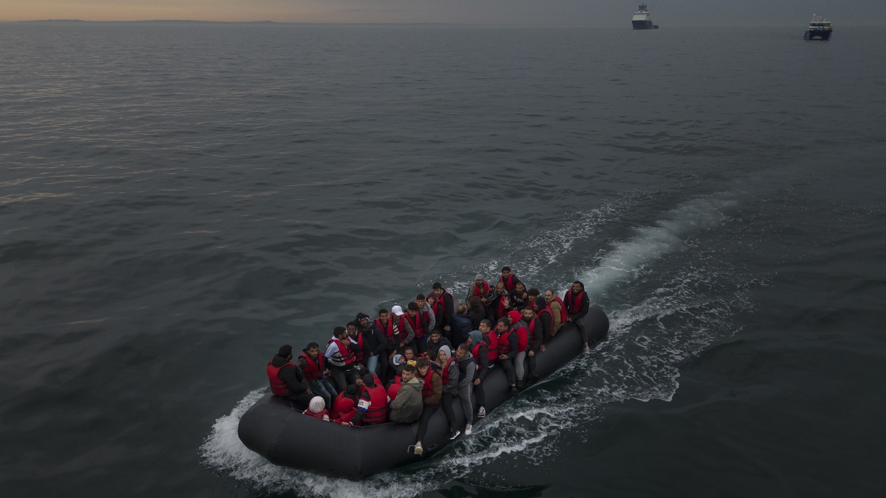 Корабче с десетки мигранти е открила гръцката брегова охрана тази