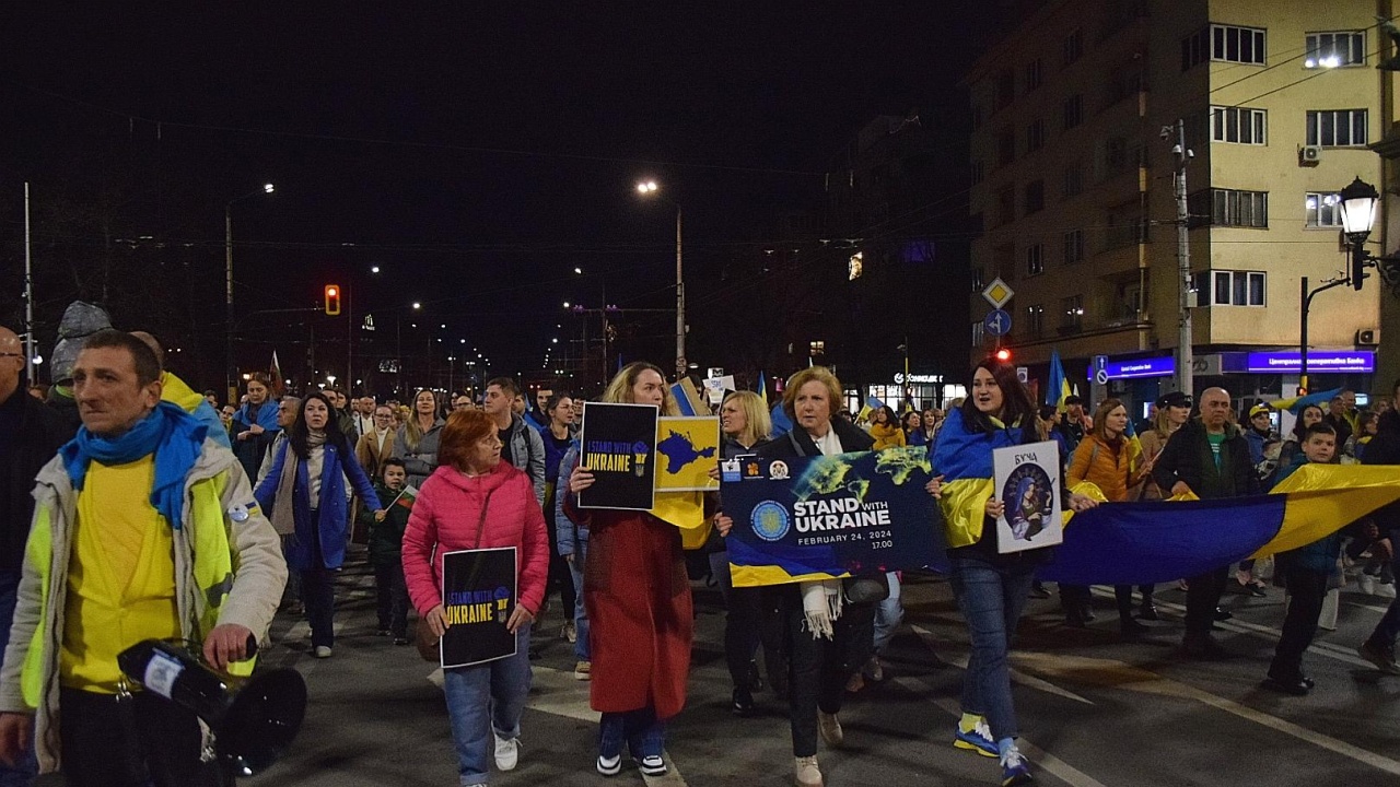 Шествието в подкрепа на Украйна в София временно спря движението на "Орлов мост"