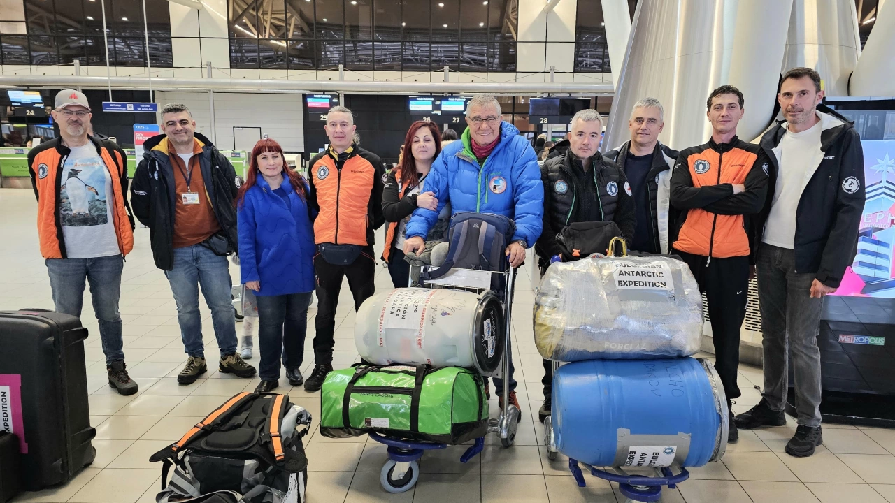 Националната антарктическа експедиция начело с се завръща днес в София Това