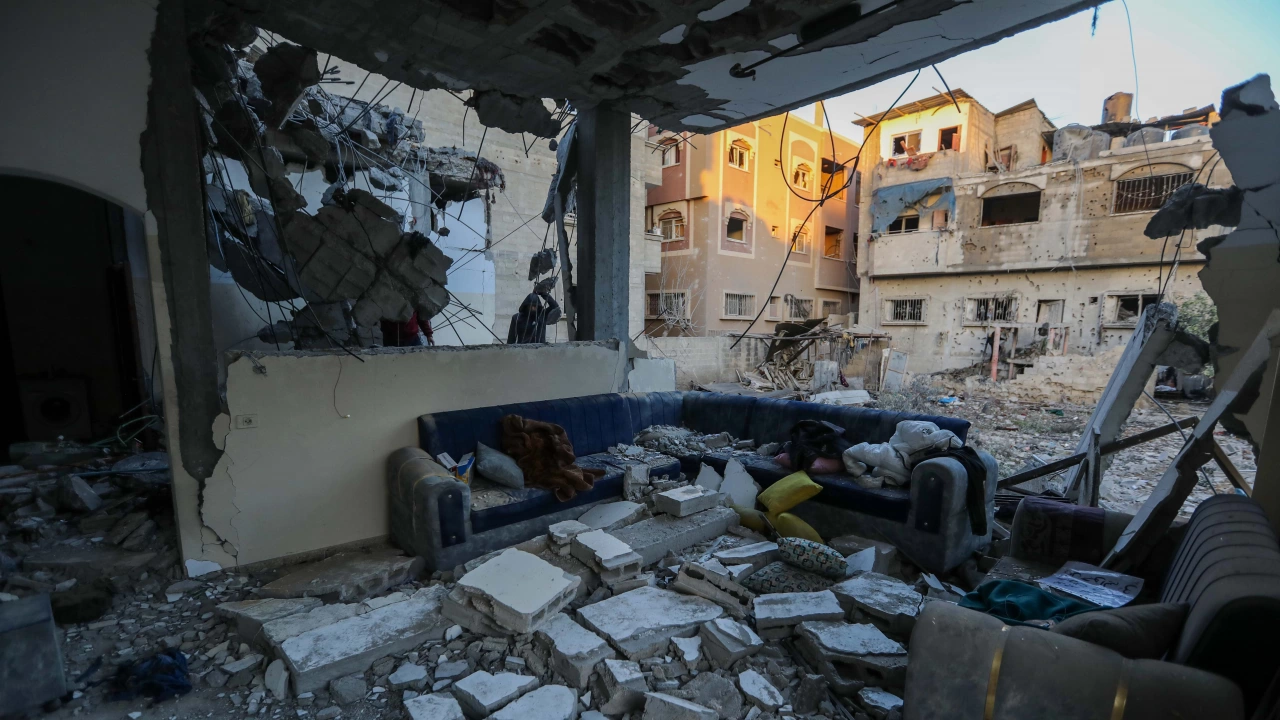 Най малко 67 палестинци загинаха тази нощ при израелски удари в