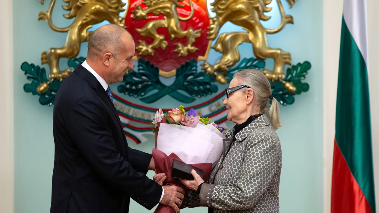 Държавният глава връчи почетния знак на президента на Цветана Манева