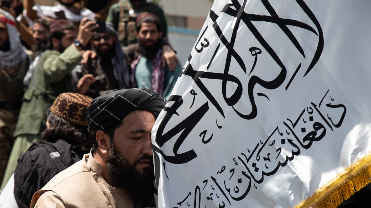 Талибаните публично екзекутираха двама души осъдени за убийство на футболен