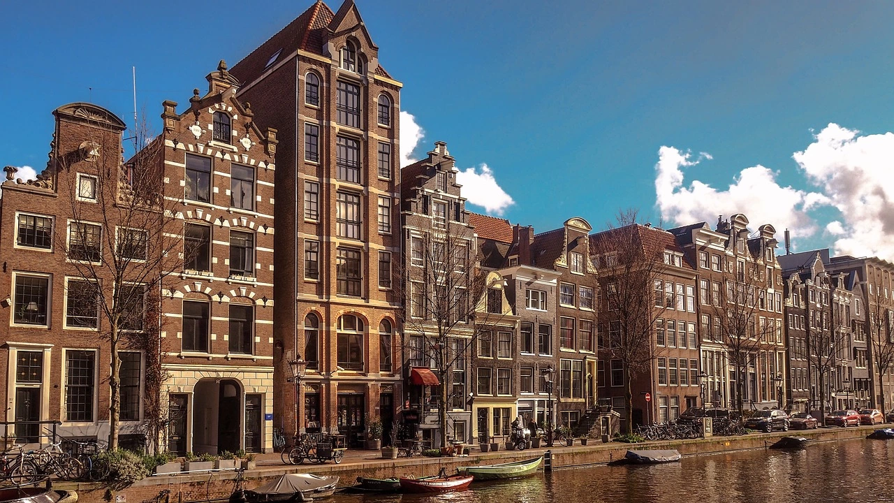 Жилищата за продажба в Нидерландия отново поскъпнаха миналия месец съобщават