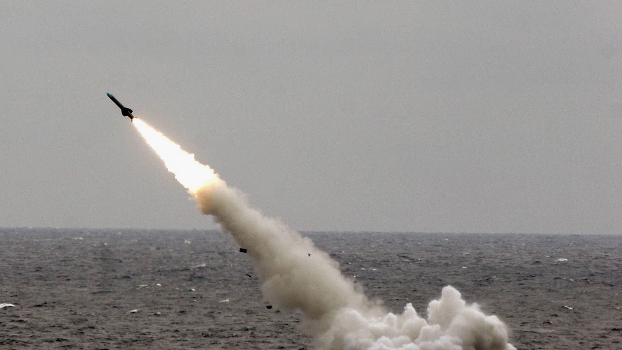 Две ракети на хусите удариха днес британски товарен кораб в