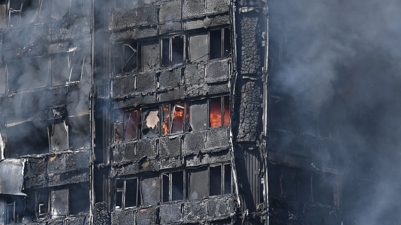 Пожар бушува във висока жилищна сграда в испанския град Валенсия Пламъците