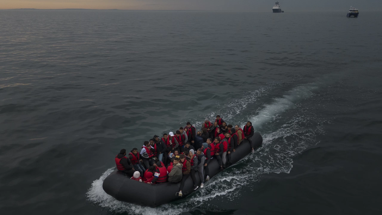 Корабче с десетки мигранти е открила гръцката брегова охрана тази