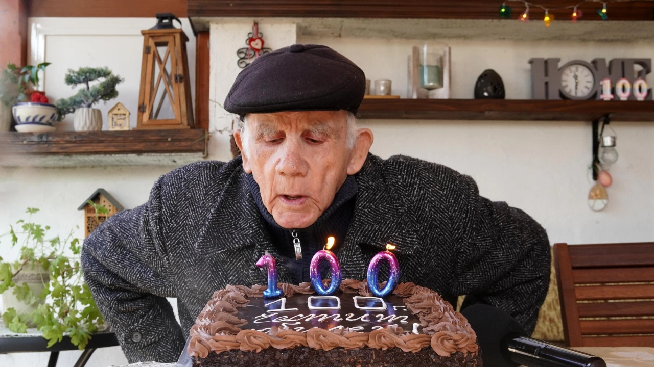 100 годишен юбилей празнува в дома си в в Хасково ветеранът
