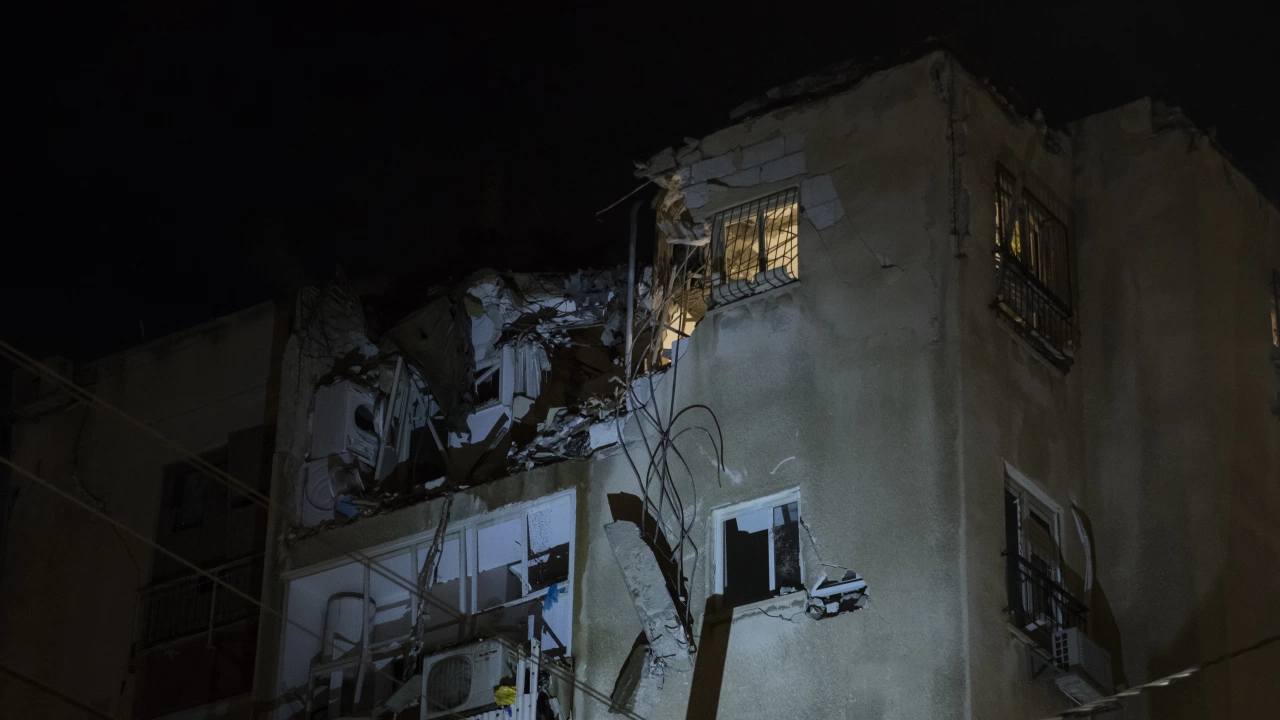 В град Днепър изпод развалините на многоетажна жилищна сграда ударена
