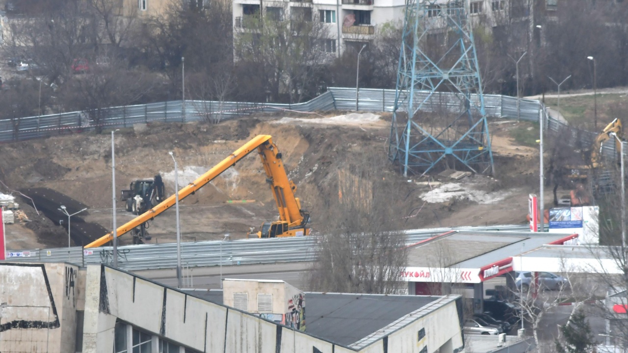 Огромен кран падна върху строежа на метрото при комплекс "Червено знаме"