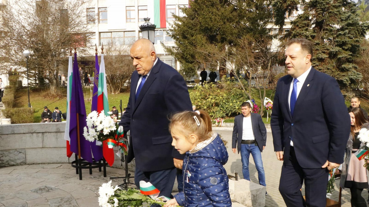 Борисов поднесе цветя пред паметника “Майка България” във Велико Търново