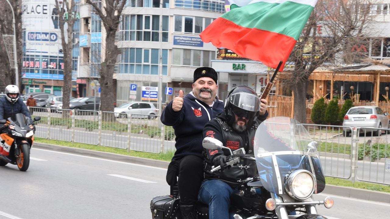 Стотици мотористи отбелязаха 3-ти март във Варна