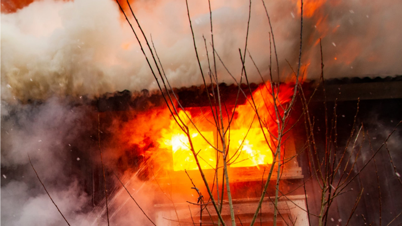 Мъж загина при пожар в дома си в Димитровград