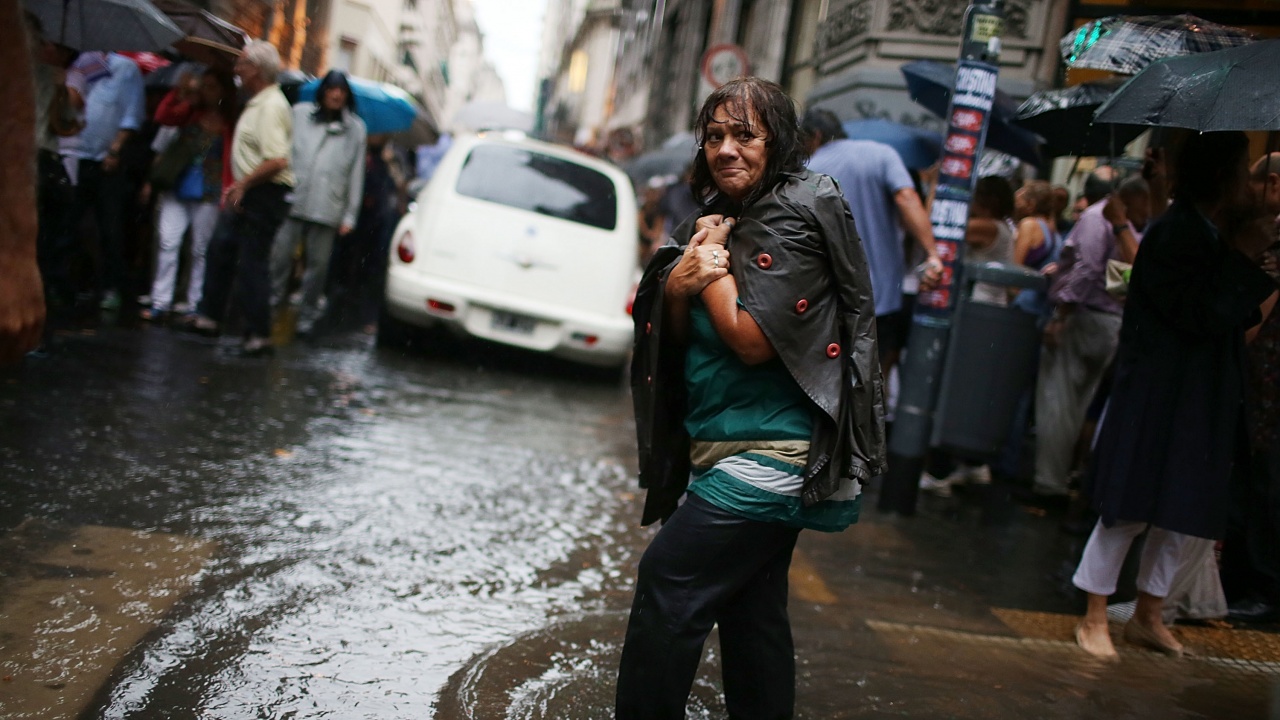 Проливни дъждове причиниха наводнения в Аржентина и взеха жертва