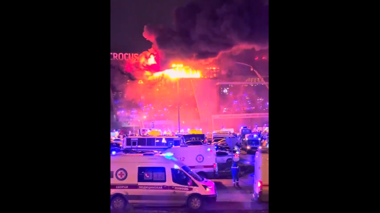 Срути се покривът на горящата сграда "Крокус Сити Хол" в Москва, вътре има още хора