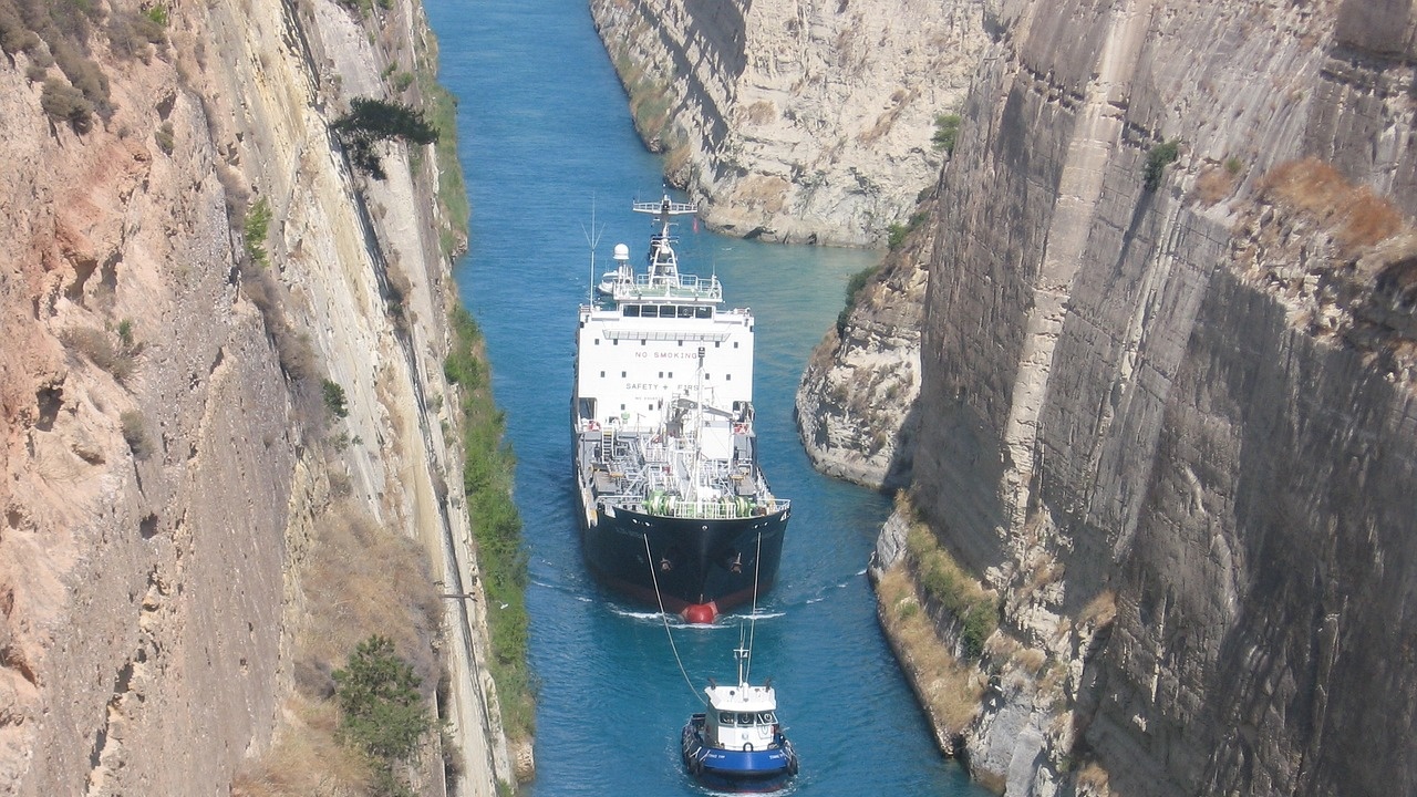 От 1 май: Отварят за корабоплаване Коринтския канал