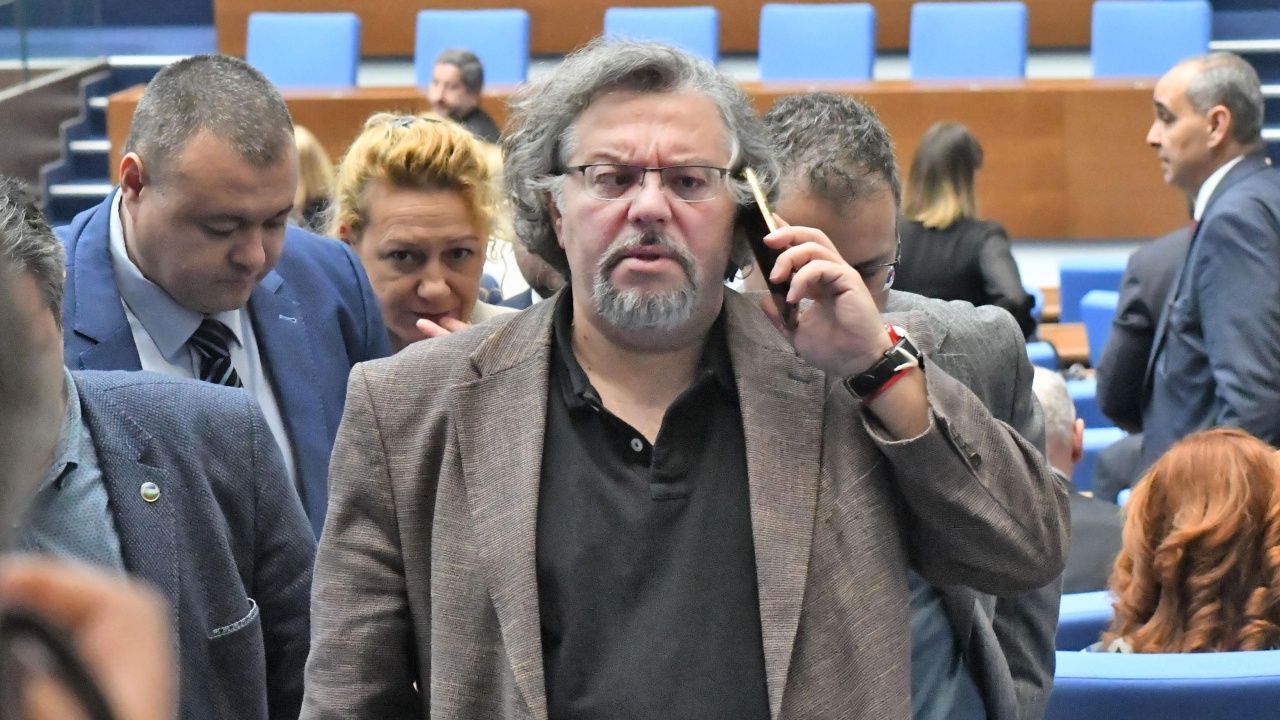 Напрежението между "Възраждане" и Манол Пейков от ПП-ДБ в зала се пренесе в кулоарите на НС със зверски обиди
