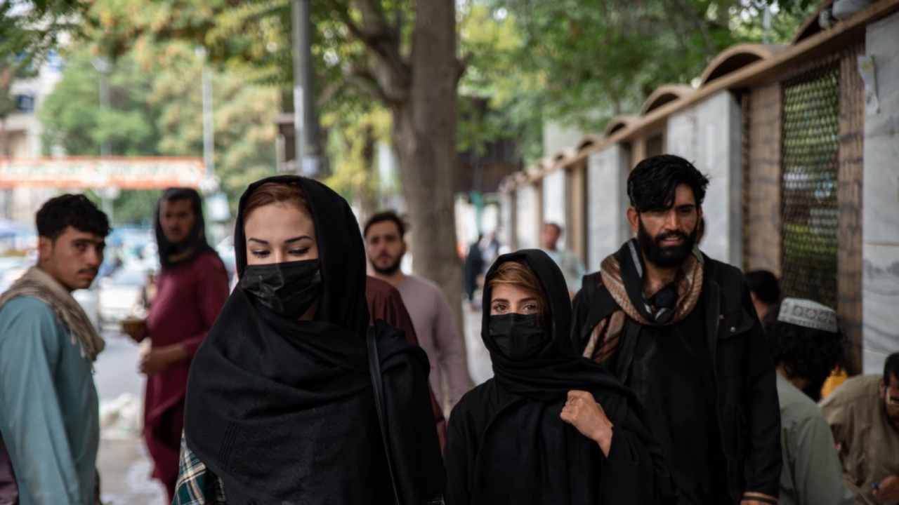 Талибаните възобновиха публичните убийства на жени с камъни в Афганистан