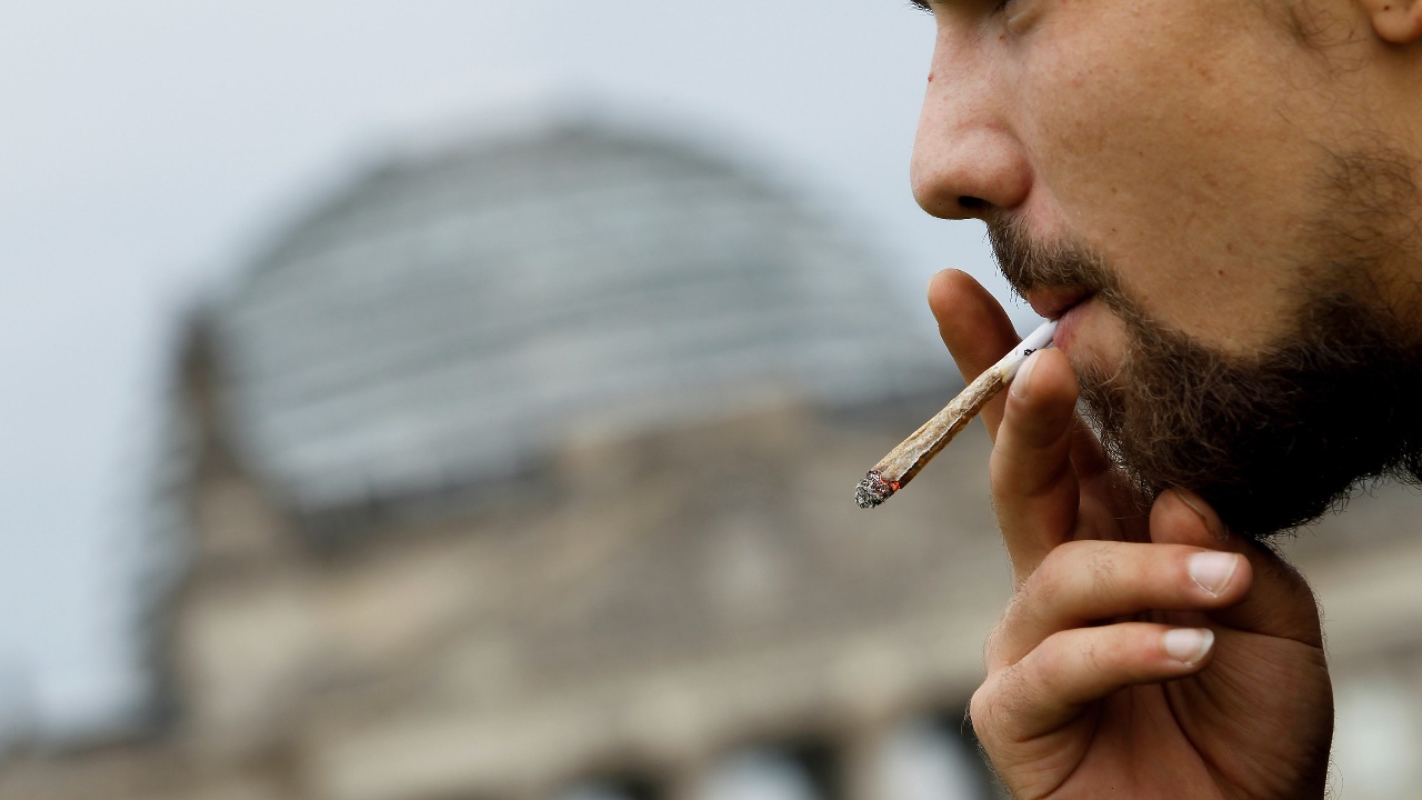 От утре употребата на марихуана в Германия става легално, но при редица условия