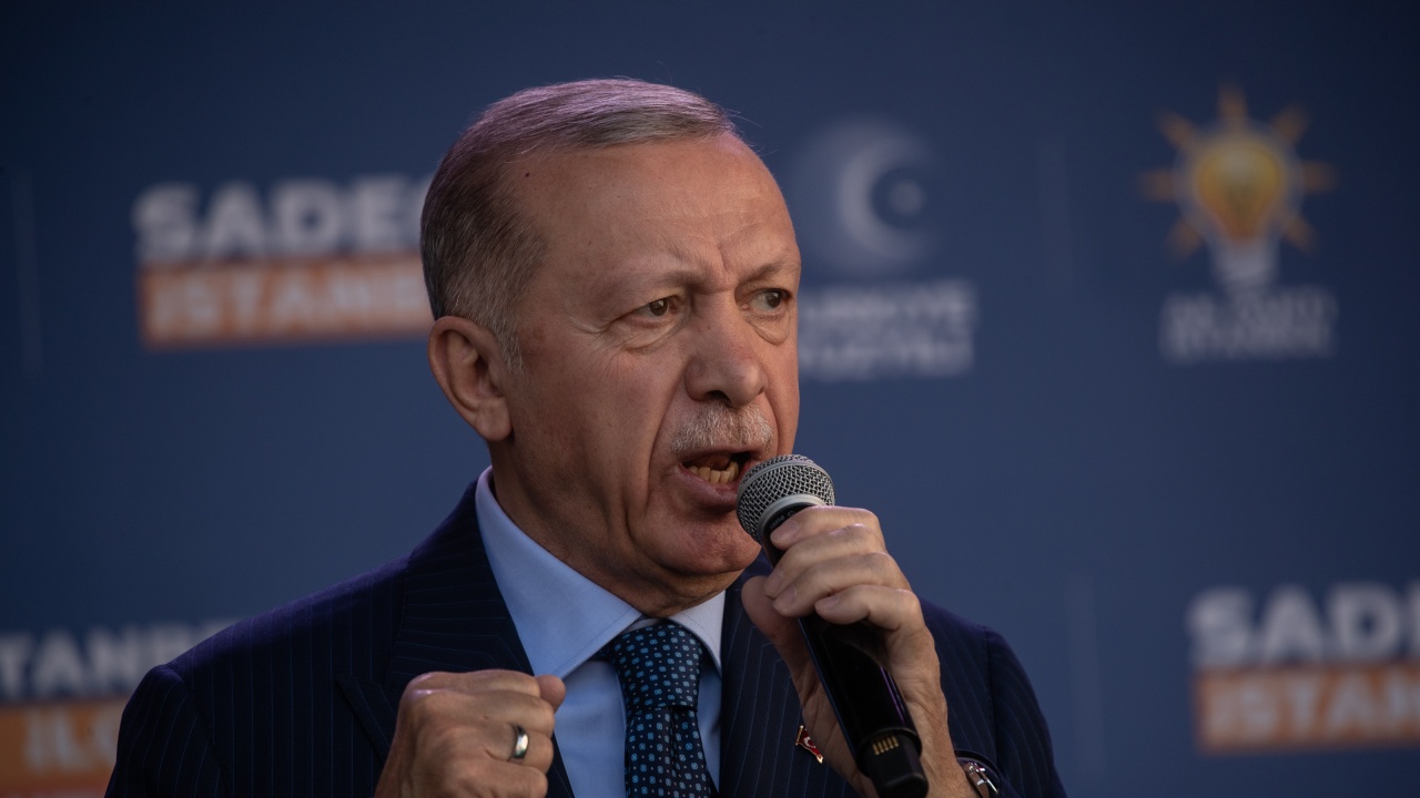 Изборите в Турция приключиха с две жертви, Ердоган пътува към Истанбул с бронирана лимузина