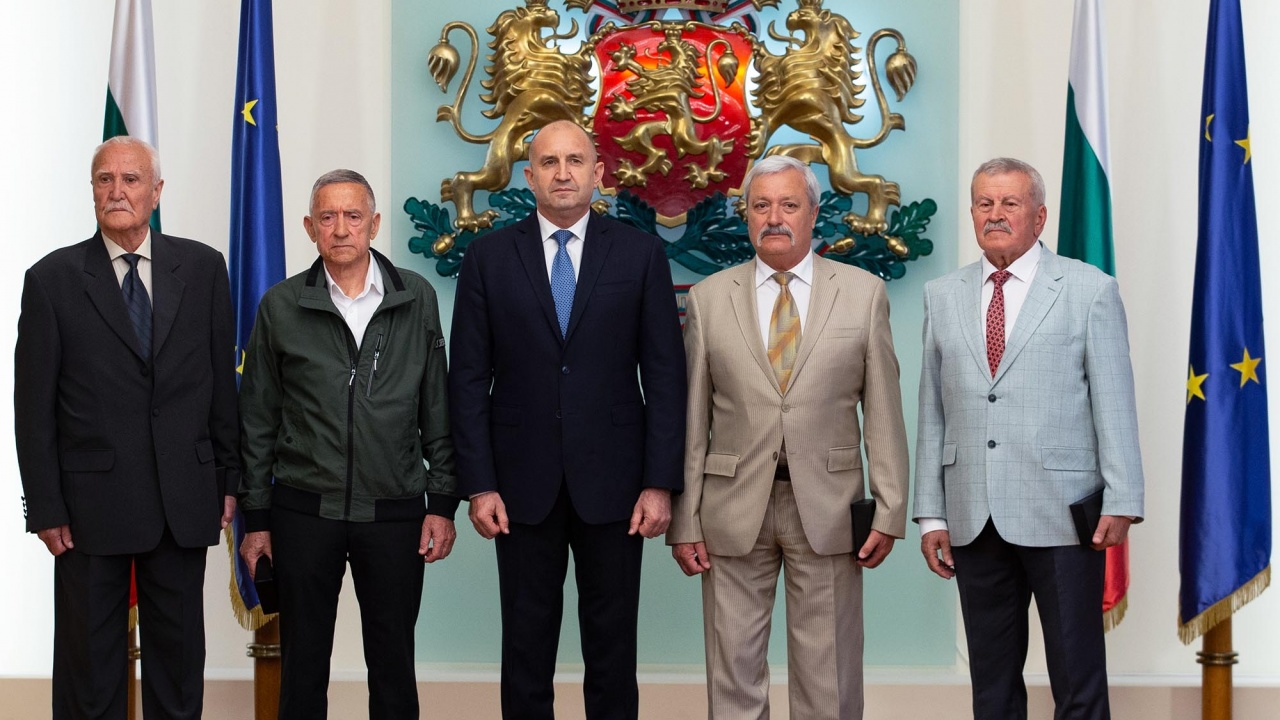 Румен Радев удостои четирима военни пилоти с Почетния знак на президента