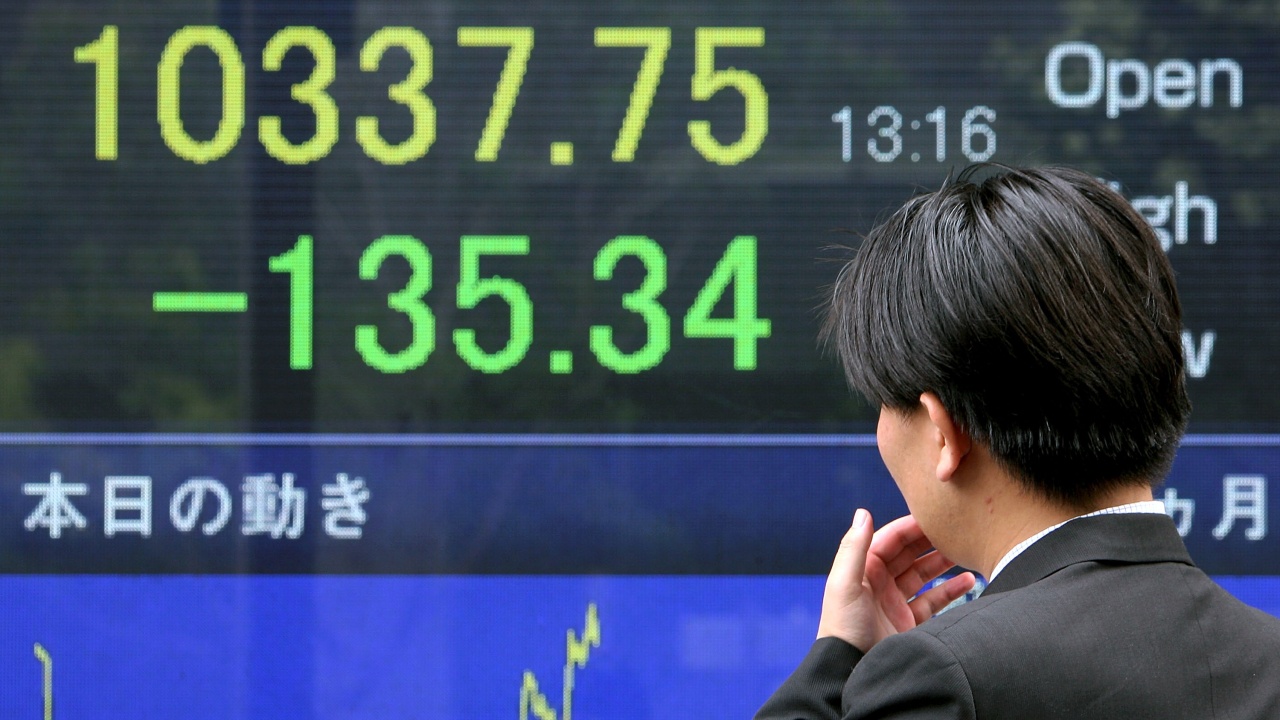 Акциите в Токио силно поевтиняха, следвайки спада на Уолстрийт