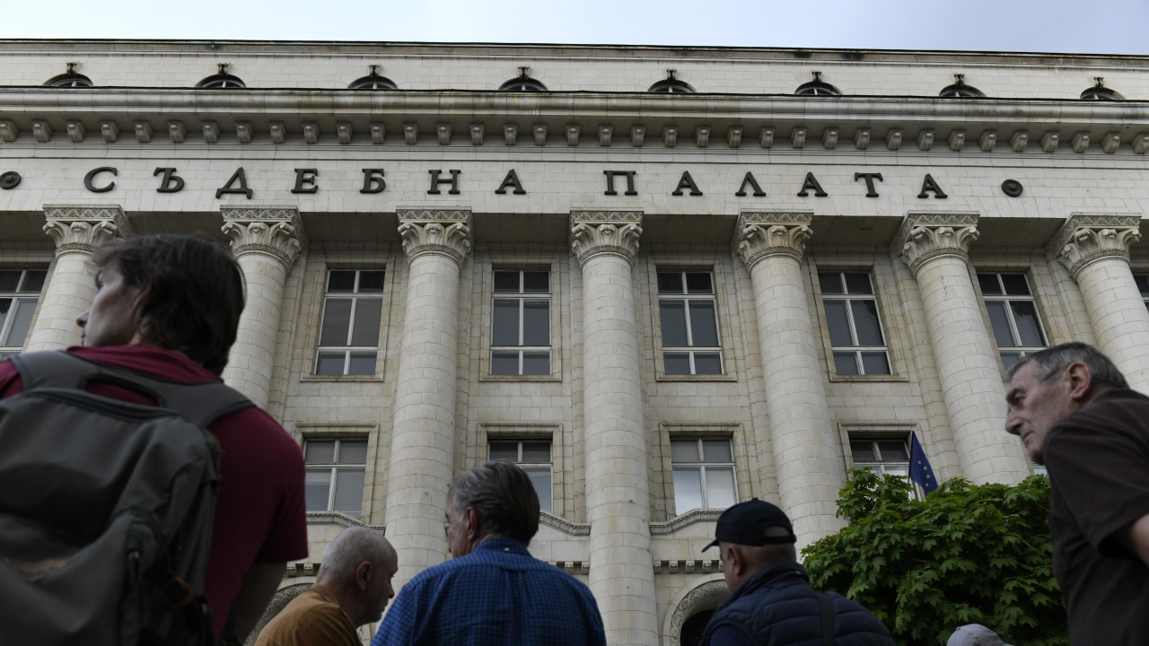 Протестиращи искат отстраняването на Сарафов пред Съдебната палата в София